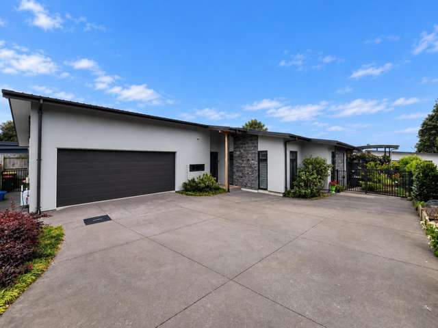 Modern Fully Furnished 3-Bedroom Home in Oakura