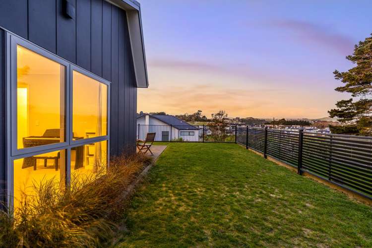 8 Hokioi Drive Kenepuru_10