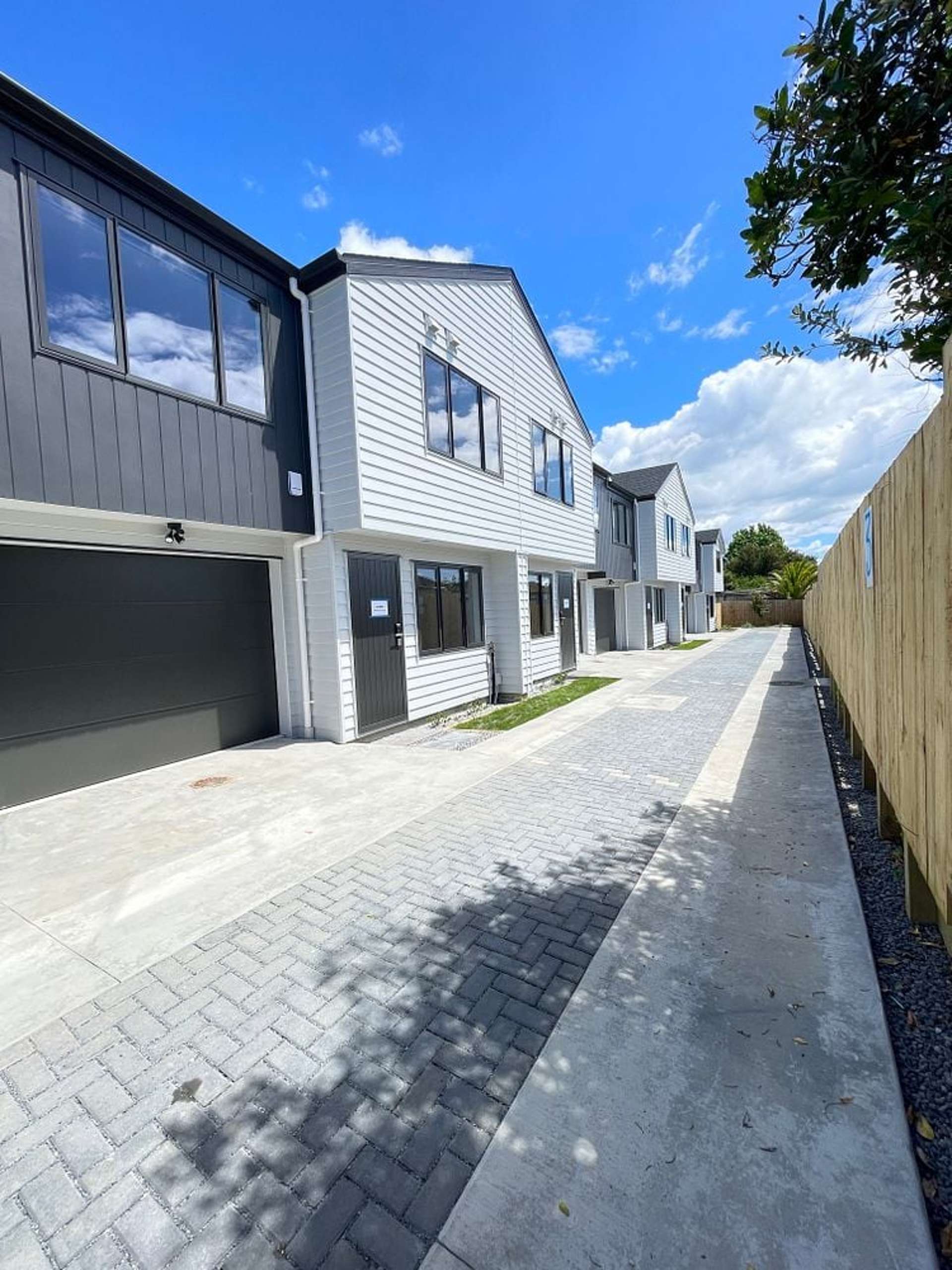 76 McLeod Road Te Atatu South_0