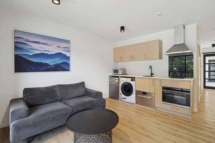 21B/135 Hallenstein Street Queenstown_1