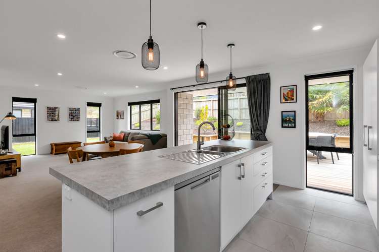 11 Rolling Stone Rise Tikipunga_5