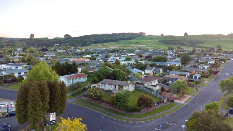 19 Goldie Street Pukehangi_13