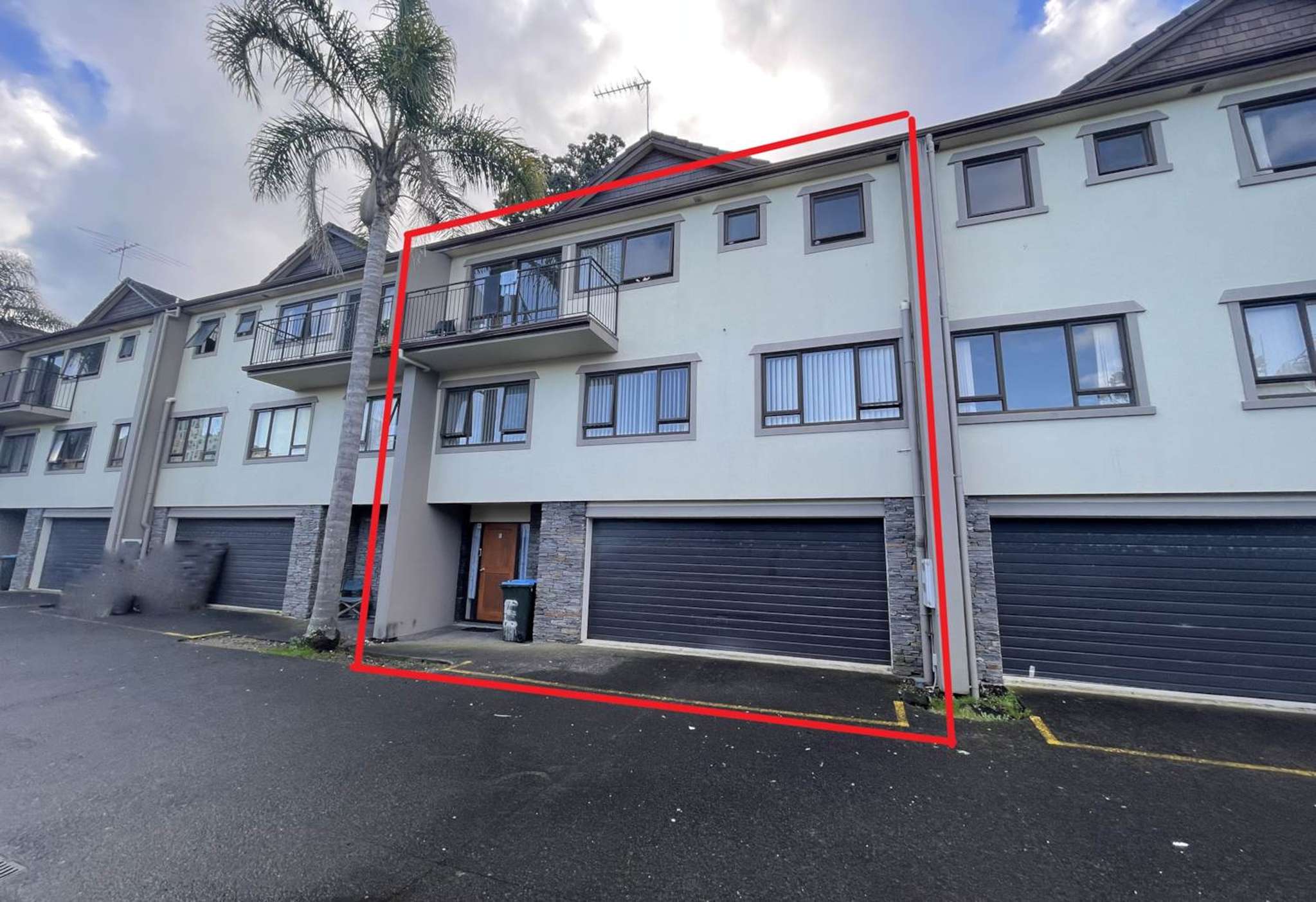 High court auction: Four-bedroom Auckland townhouse sells for $70,000