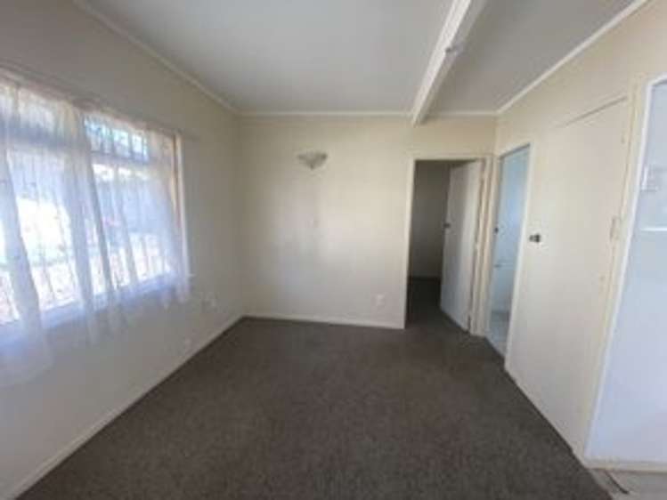 2/13 Eason Street 11068_2