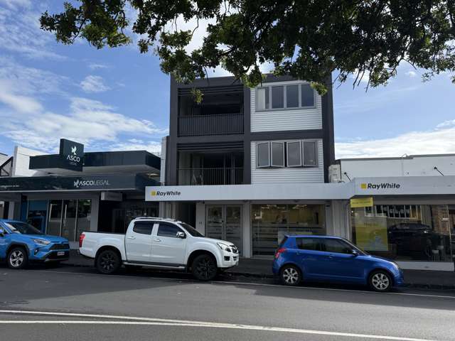 Professional 75sqm office: Central Howick location