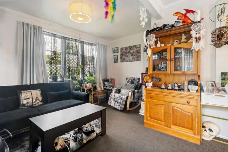 55 Hewer Crescent Naenae_7