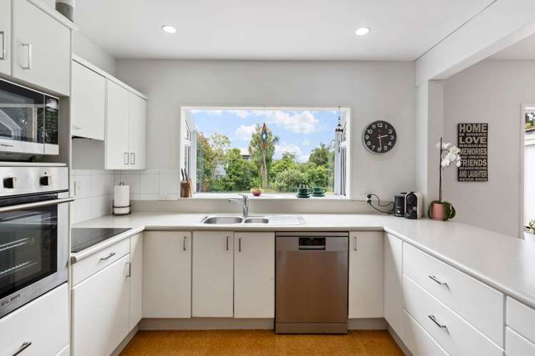 8 Lookout Drive Laingholm_2