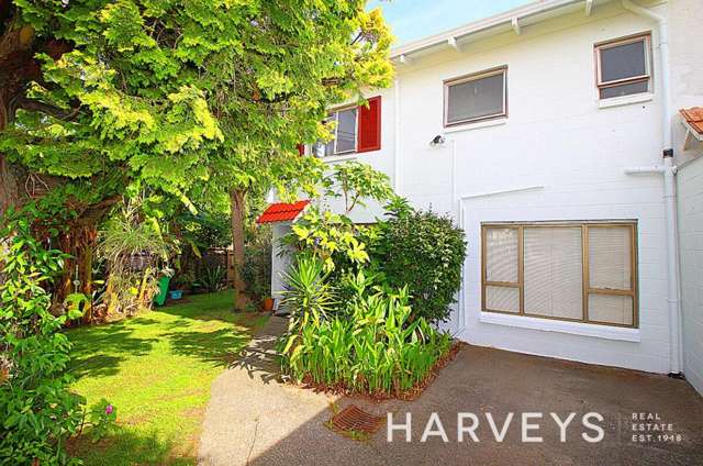 TOWNHOUSE WITH LARGE PRIVATE GARDEN