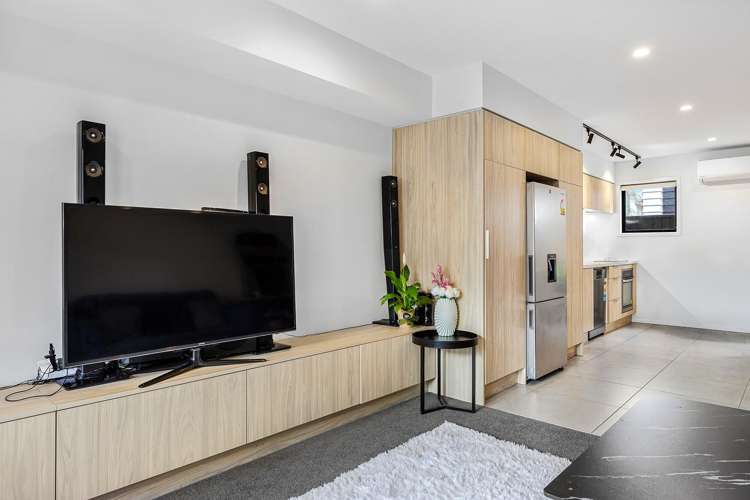 2/361C Madras Street_3