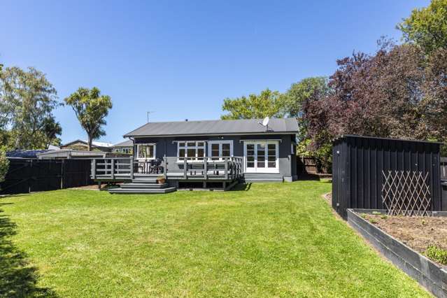 Sun filled bungalow with bonus studio