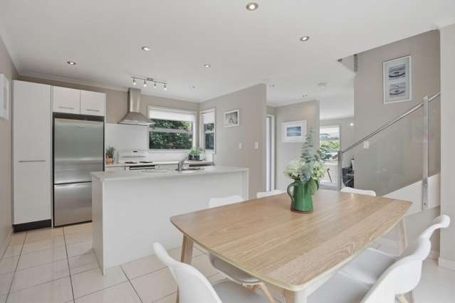 SUNNY, EASYCARE | PRIME LOCATION!