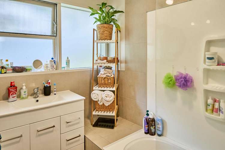 19 Holmes Grove Naenae_11