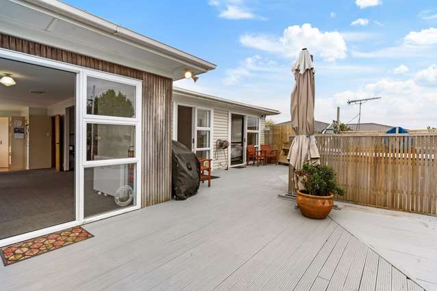 Home & Income Plus Garaging - Huge Potential!