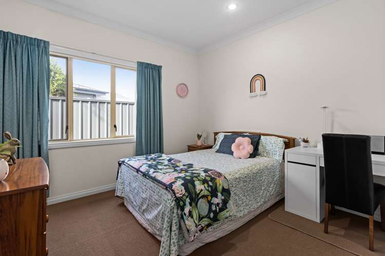 14 Heynes Place Clive_10
