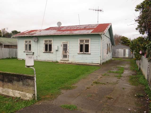 Do up or demolish - 1203m2 of potential