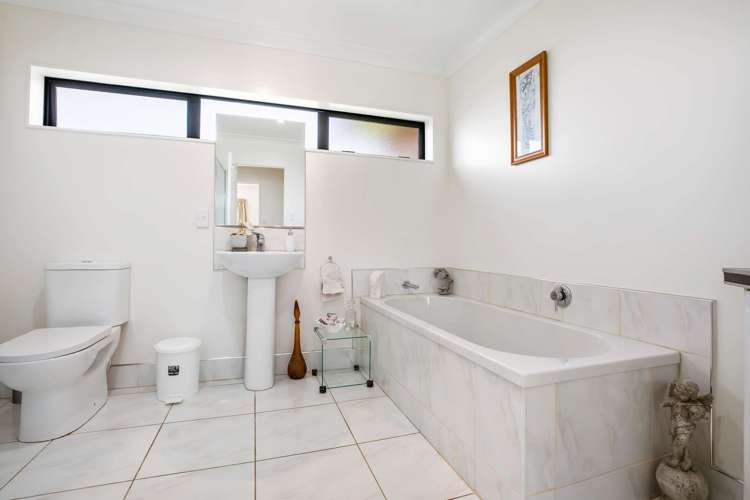 6 Armstrong Way Waiuku_11