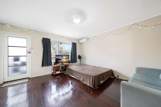 Charming 2-Bedroom Unit