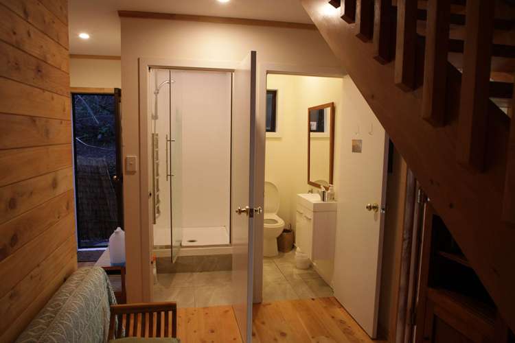 Kauri Cabin/128 Lone Kauri Road Karekare_10