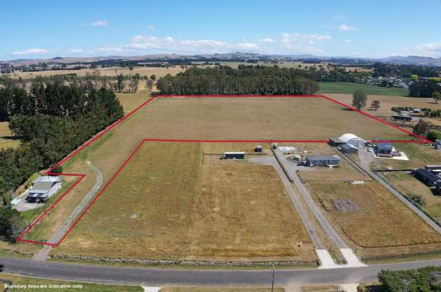 The option is yours, 7.4ha bare land close to town