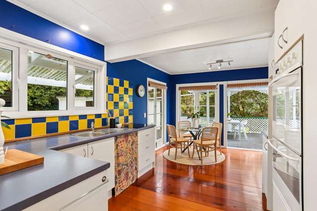 562 Scenic Drive Waiatarua_4