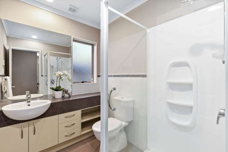 2 Woolaston Place Flat Bush_16