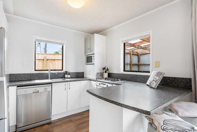 2/141 Verbena Road Birkdale_3