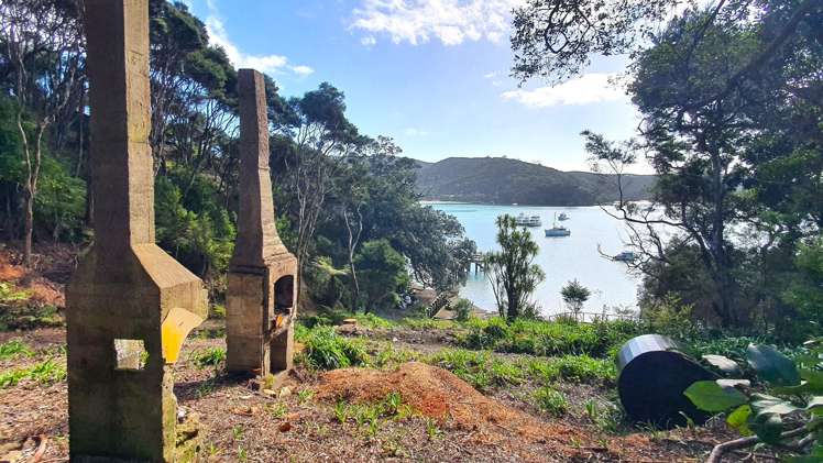 219-222/DP7675 Bon Accord Harbour Kawau Island_17