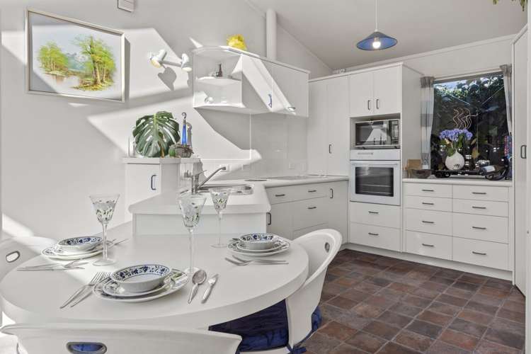 2/3 Tiri View Place Waiake_5