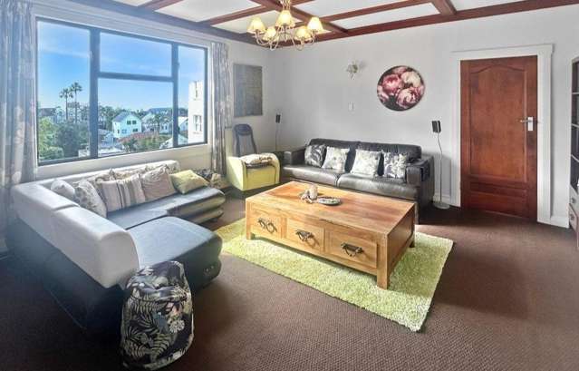 Fully furnished character 2 bed apartment in heart of Parnell