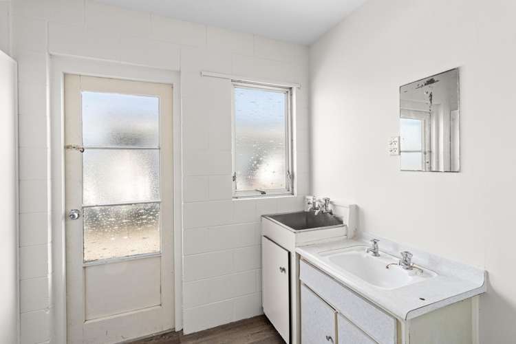 2/4 Herekawe Drive Spotswood_11