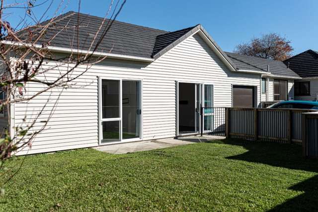 Modern 2-Bedroom Home with Ensuite, Heat Pumps & Private Fenced Yard Near Chartwell