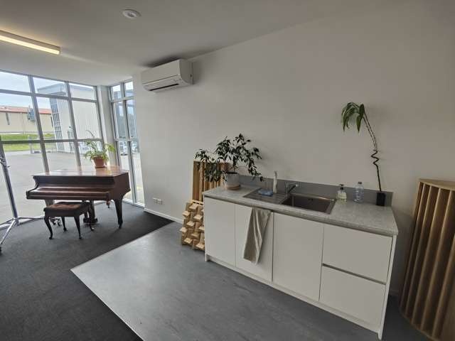 Unit B/8 Broken Hill Road Kenepuru_2