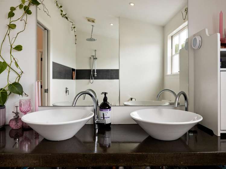 992 River Road Queenwood_17