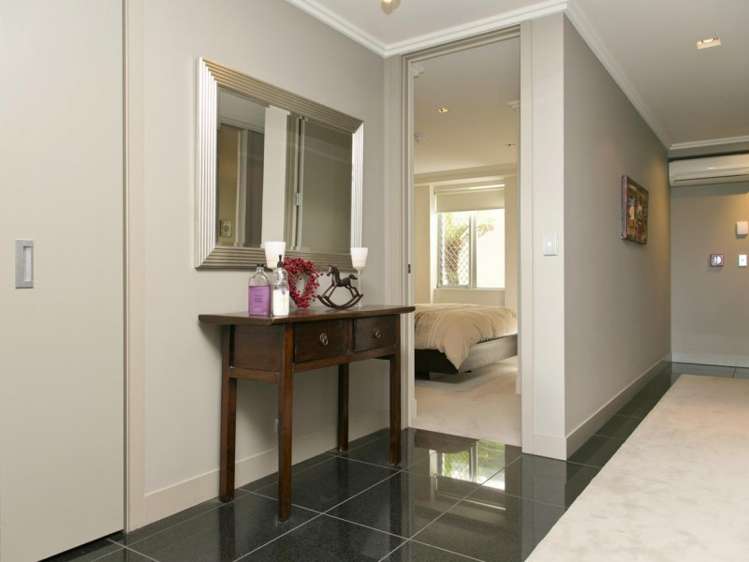 2/225 Lake Terrace Waipahihi_9