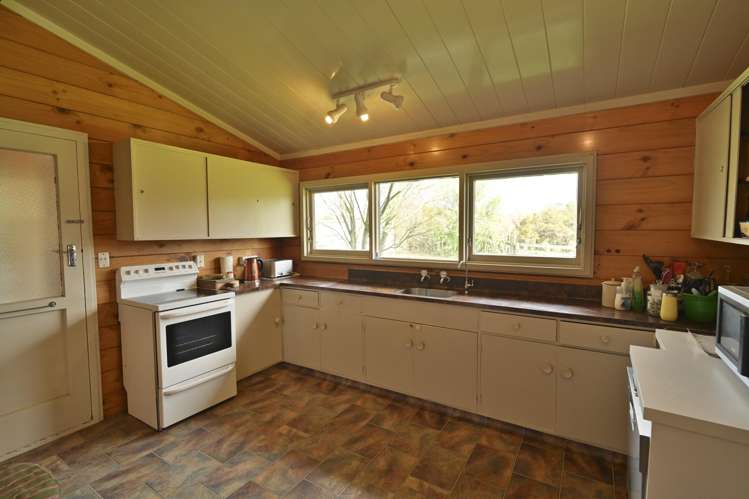 1550 Glenora Road Akitio_37