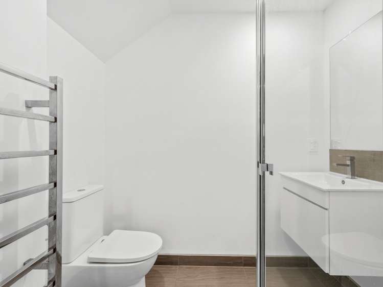 2/15 Bunyan Street Waltham_6