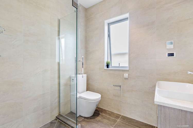 69 Bordeaux Parade Te Atatu South_18