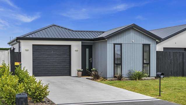 Modern 2BR Home with small garden in Rolleston