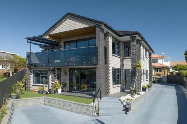 LUXURY IN BLOCKHOUSE BAY