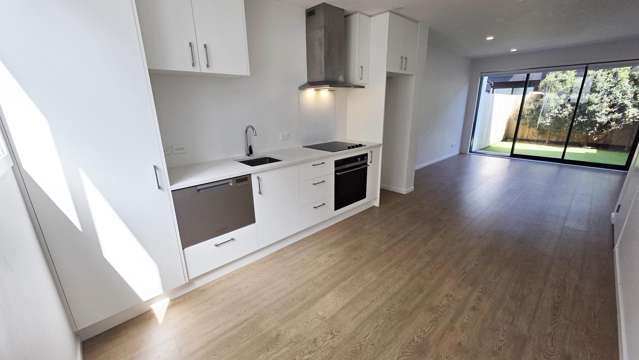 Modern 2 bed 2 bath ensuite with parking