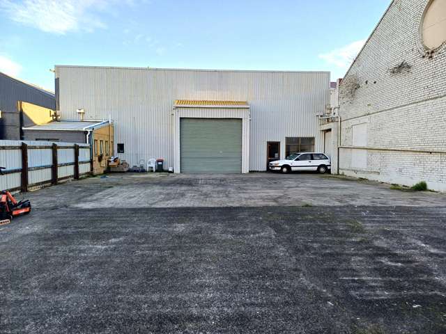 Workshop 450m2 & Yard 320m2