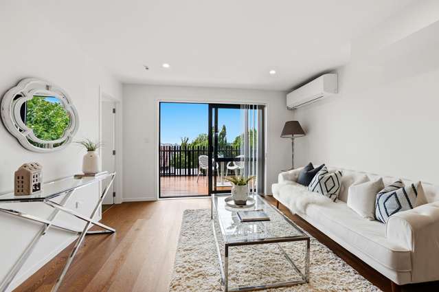 Brand New Freehold - Views To Rangitoto