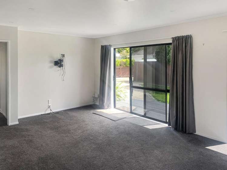 2/1002 Southland Road 10495_1