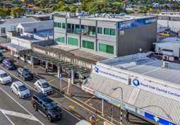 Main road trophy asset with split-risk security