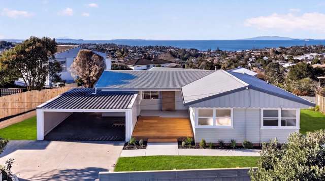 Sea Views, Sun & Space – Renovated 4-Bed in Mairangi Bay