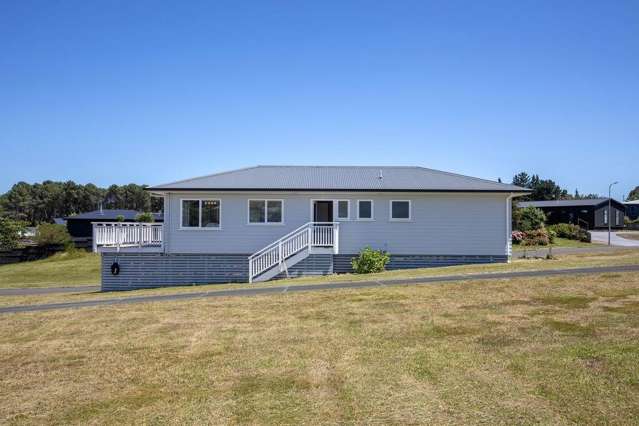Modern Living with Stunning Views – Motuoapa Gem