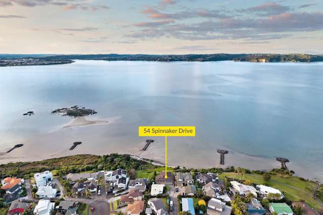 Beachfront Unicorn: 2 Homes, 1,007m2 of Land!