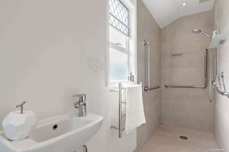 6/10 Gerard Way Saint Johns_7