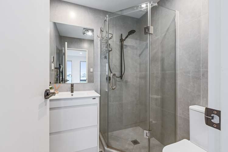 1/1a Royal View Road Te Atatu South_18