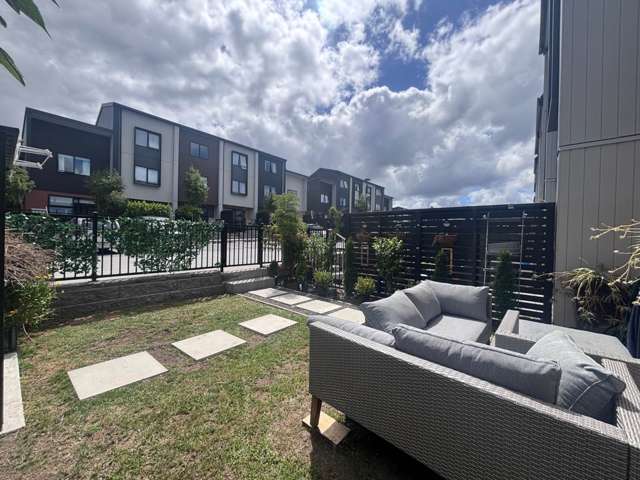 Fully furnished desirable end townhouse